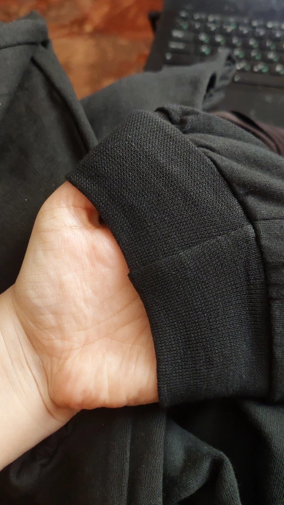 Купила брату в подарок. Ровные швы, хороший утеплитель.  Не слишком тупая резинка