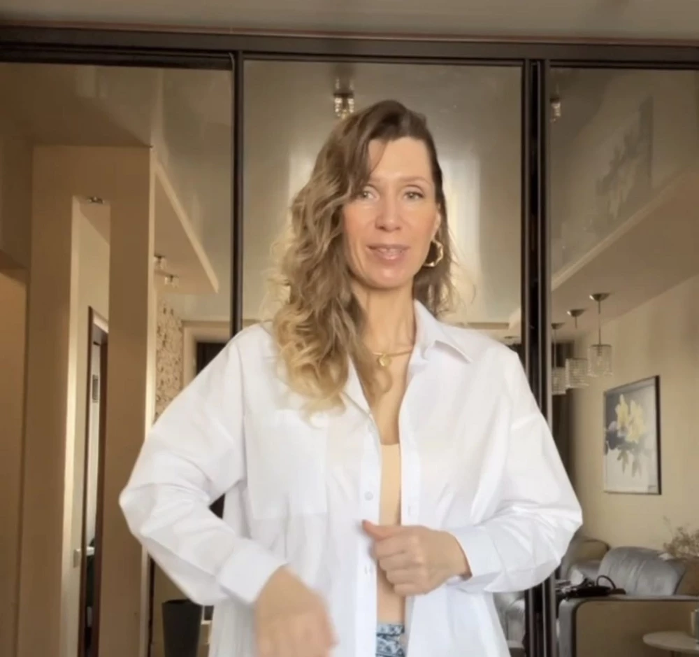 Обалденная базовая рубашка. Все строчки ровные, ткань приятнач к телу. Сочитаетсч с любым образом. Мне положили подарочек, что очень приятно. Спасибо!