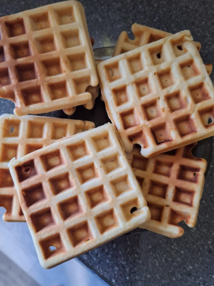 Пекутся не равномерно, но это первая попытка. Нет инструкции на русском, нет рецептов, нашла в интернете. Всеравно понравилось. Рекомендую.