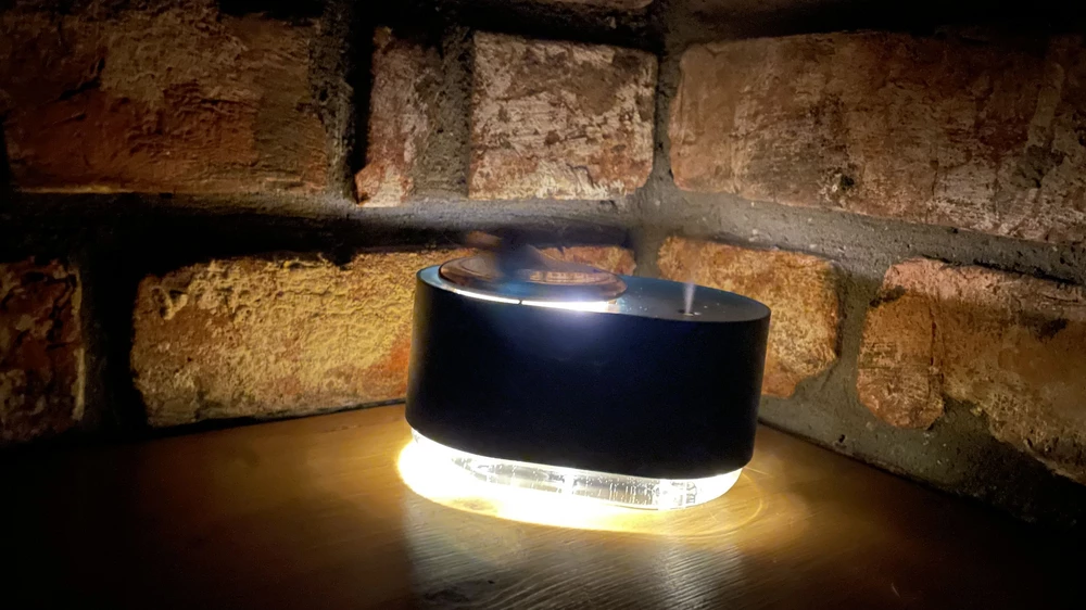 Выбирала увлажнитель из трех аппаратов по трем параметрам:
1.  Цвет - красивый зеленый ✅
2. Размеры - должен был вписаться в нишу рядом с кроватью ✅
3. Внешний вид ✅ два других увлажнителя ооже были зеленые и компактные, но всё же не такие оригинальные )) 
Третий день работы - нареканий нет, одни радости и ночник и увлажнитель. А движущаяся планета стала любимым развлечением у котиков. 
Из прочих плюсов - быстрая доставка, уже на следующий после заказа день подучила свой увлажнитель в ПВЗ. Однозначно рекомендую.