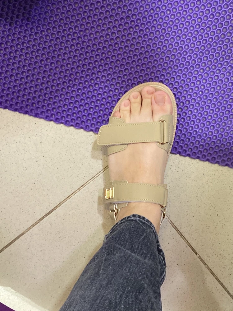 Жуть просто! И 300₽ не стоят. Маломерят, неудобные, выглядят дешево, неужели липучку не сделать в цвет?!