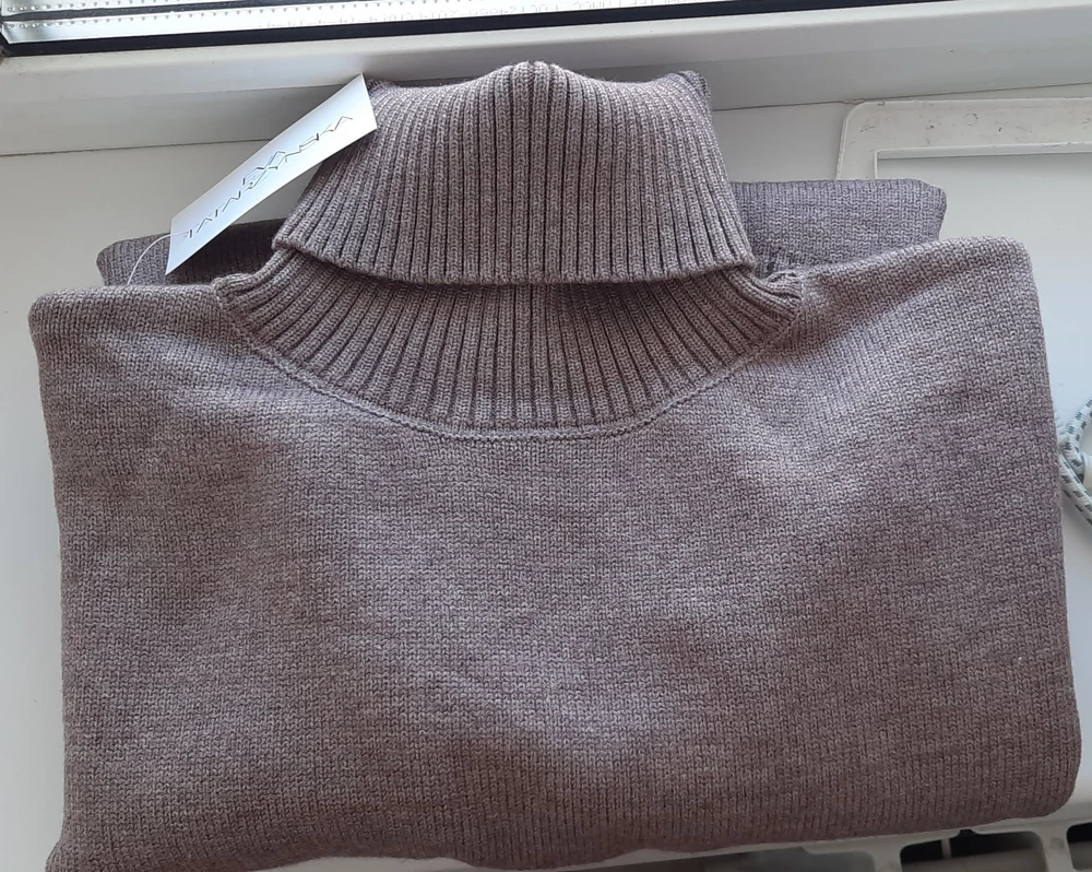 Мне свитер понравился. Ношу 48-50/верх-низ, рост 175. Конечно, на мне не овер, просто свободный, нигде не прилегающий свитер. Цвет отличается от цвета в карточке товара. Тауп, просто тауп. Намного насыщенней цвет в жизни, чем на фото в карточке товара. Но поймать на фото настоящий цвет с этим свитером оч.трудно. Он даже просто медным выглядел) Трикотажное полотно добротное, надеюсь,  будет носиться с удовольствием. Упакован в зип-пакет, акуратно. Спасибо всем причастным.