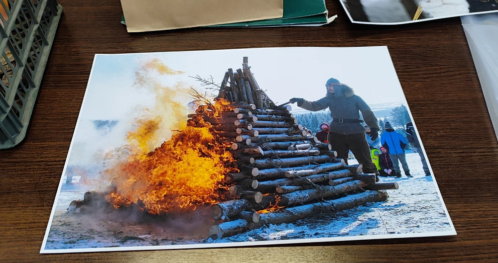 Упакована хорошо. Не помята. Качество печати отличное, краска не мажет с листа. Яркая. Но мне кажется, что плотность чуть ниже заявленной 200 gsm , поэтому в следующий раз возьму плотнее. Цветопередача  хорошая.