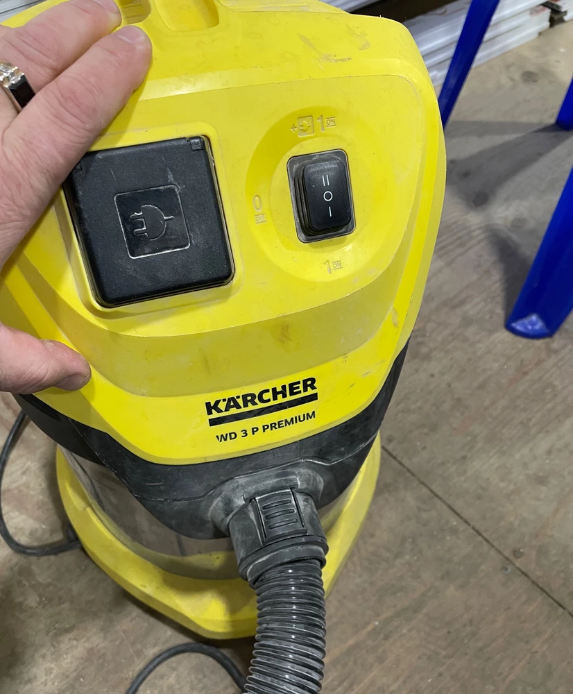 Отличный фильтр, идеально подошел! 
Karcher WD 3 Premium . 
Фиксатор фильтра в комплекте