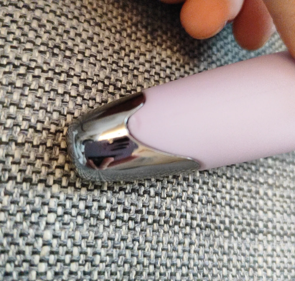 Хорошая и удобная расческа, материал очень приятный и цвет красивый, очень хорошо расчесывает волосы!  Только мы не разобрались как вытаскивать щипцы?