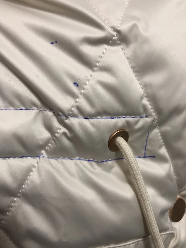 Куртка пришла вся разрисованная ручкой , в коробке которой  видимо 100 мышей умерло . Пыталась решить вопрос с магазином , о замене этого так сказать изделия . Но меня постояно склоняли к 100% оплате « кота в мешке» . Обещали прислать видео куртки перед покупкой , но потом , снова поставили условия , что видео будет мне предоставлено , только после оыормления заказа . В общем , я очень разочарована в магазине .