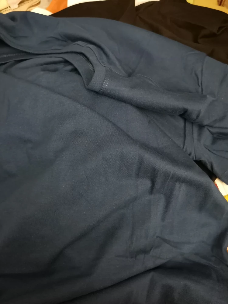 Футболка отличная, плотная и сшита ровно, но цвет совершенно отличается от фото. Заказали светло синий, а пришел темно-темно синий. Тоже неплохой цвет, но разница доволно ощутимая в цветовой палитре сайта и реального товара