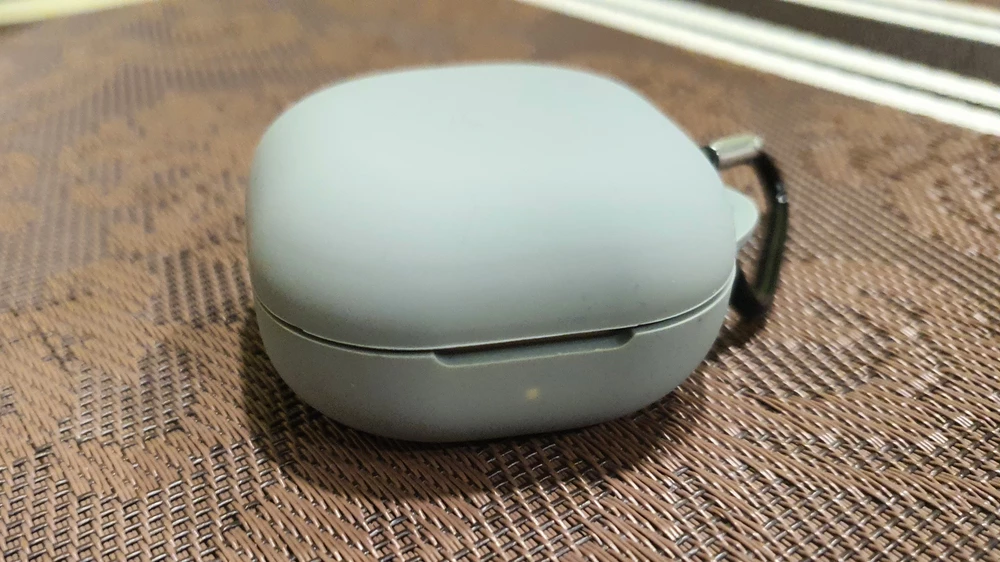 В целом норм для Galaxy Buds2 Pro. Свои функции выполняет. Немного мешает "отросток"  для пристегивания. Цеплять на него наушники не очень безопасно, так что в принципе он лишний.