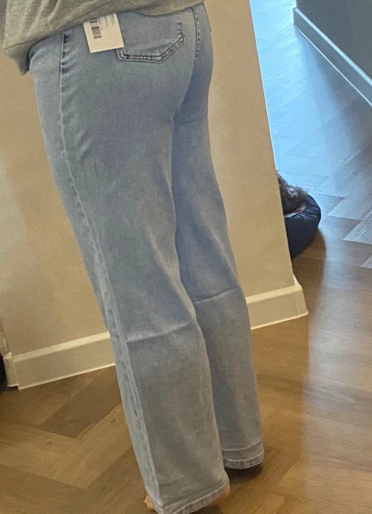 Приятные легкие джинсы, тянутся в меру, ремень в комплекте .  На рост 168 с кедами отлично. Ремень в комплекте.