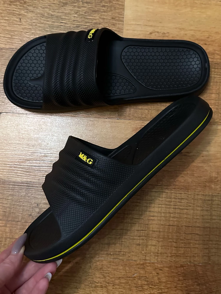 Отличные шлепки,цена огонь)))
Взяли на тренировку до раздевалки дойти . Легкие удобные,хорошо помещаются в спортивной сумке отсек для обуви