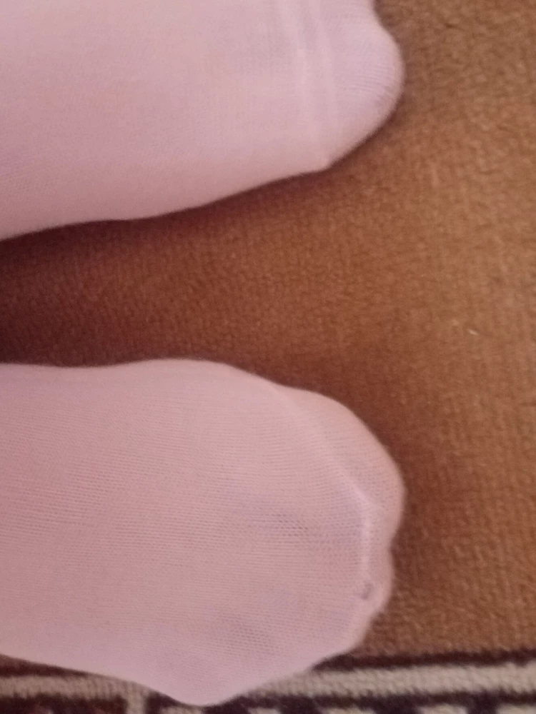 Носки светятся, так ещё и дырявые.