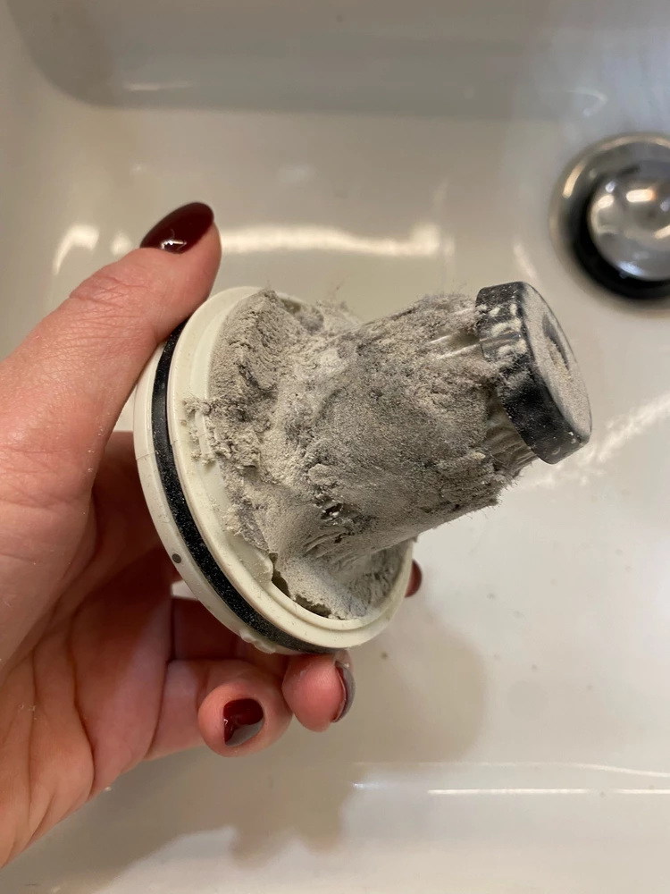 Покупала специально для чистки постельного белья. На фото видно сколько пыли он собирает. Компактный, легкий и красивый пылесос. Удобно, что беспроводной.
Чтобы включился надо дважды нажать на кнопку запуска, а то я не сразу разобралась ))