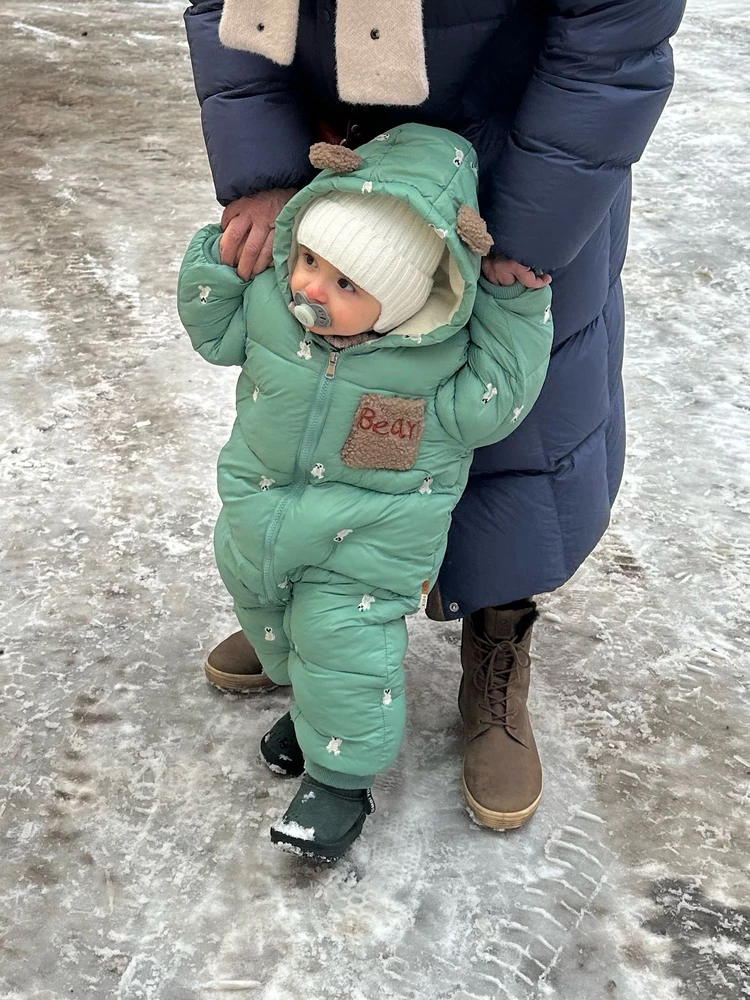 Комбез очень хороший , мягкий , легко застегивается . Но очень сильно маломерит , на рост 80 взяла 100, он ему впритык , а когда на ручки ребенка поднимаешь , ножки задераются . 
Ну мы взяли на одну весну отходить , поэтому покупкой очень довольны !)