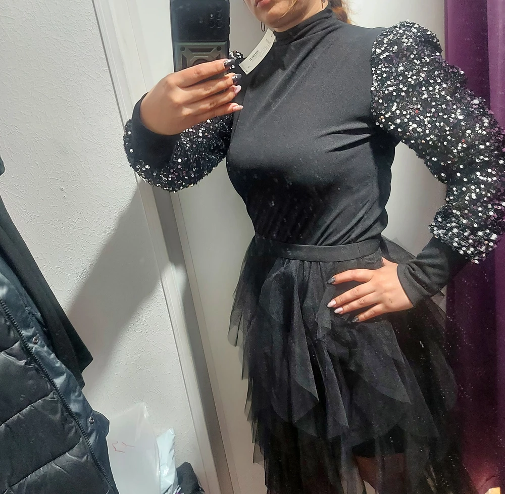 Очень понравилась кофточка, пока мерила очень кололись рукава, уже хотела отказаться, но на свой страх и риск взяла. Постирала на 40°, и почти не испытывала дискомфорта на вечере, иногда покалывалась и то в основном если прижать к коже или когда в верхней одежде,  но совсем не критично. Я довольна покупкой. Нарядно, удобно, комфортно.