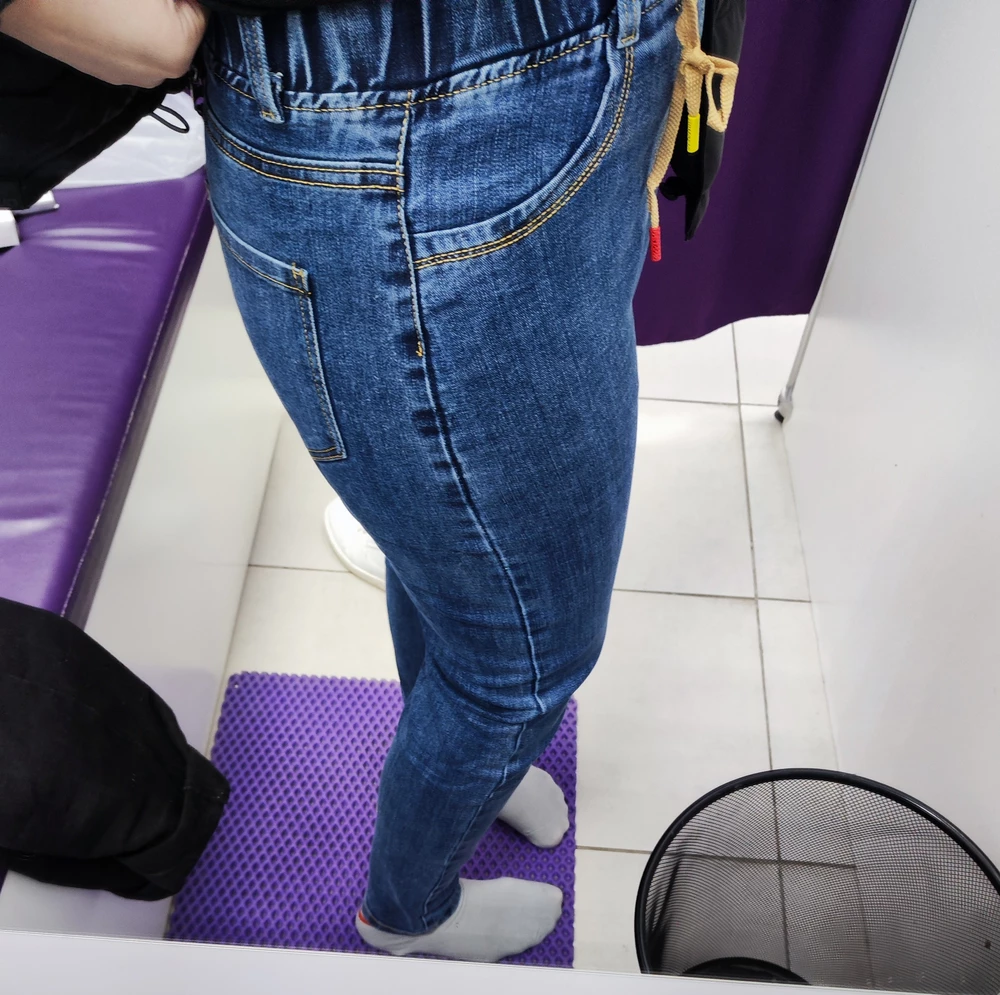 Совсем не "джинсы мом широкие") это больше скинни узкие. Полностью обтяжка, на бедра очень тяжело налезают. 
27 размер здесь как 26, если не меньше. 
На рост до 160 отлично.
Ткань приятная, выглядят хорошо, но очень узкие.