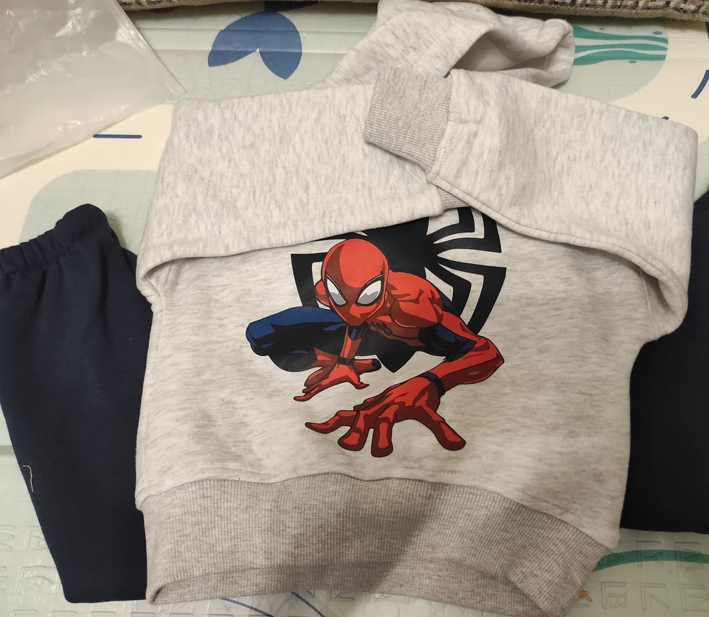 Пришел хорошо упакованный.
Теплый костюм с начесом.
Нитки не торчат, сшит на совесть
Взяла с запасом на рост 98,чтобы хватило до осени.
Рисунок яркий, сын доволен.