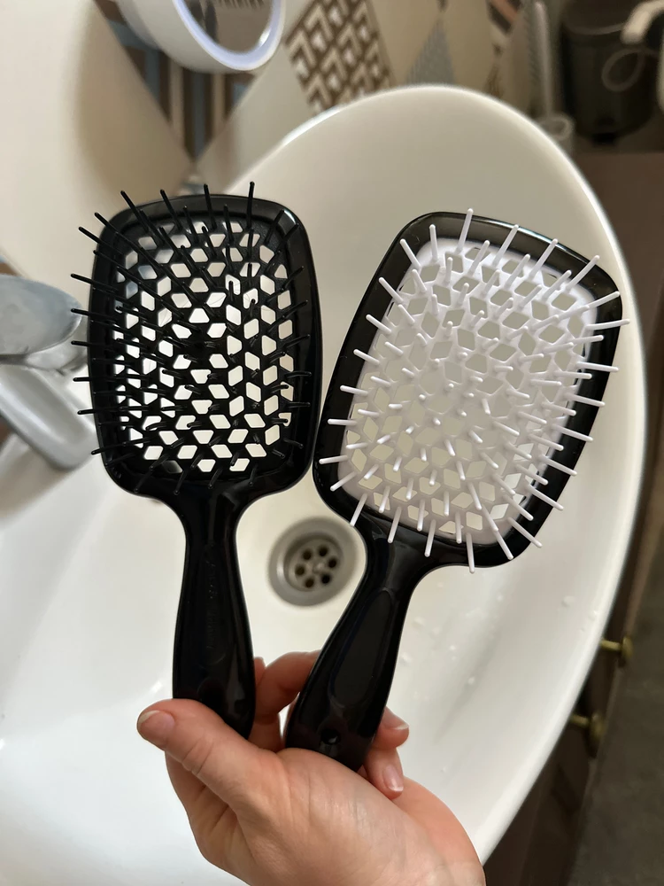 Брала в спортзал. Отличная расческа, по всем параметрам очень похожа на оригинал (черная ориг. белая копия) зубчики мягкие, основа пружинит, но в отличии от оригинальной пластик зубьевь матовый едва шершавый, что вроде бы никак не сказывается на качестве расчесывания. Спасибо продавцу, возьму.