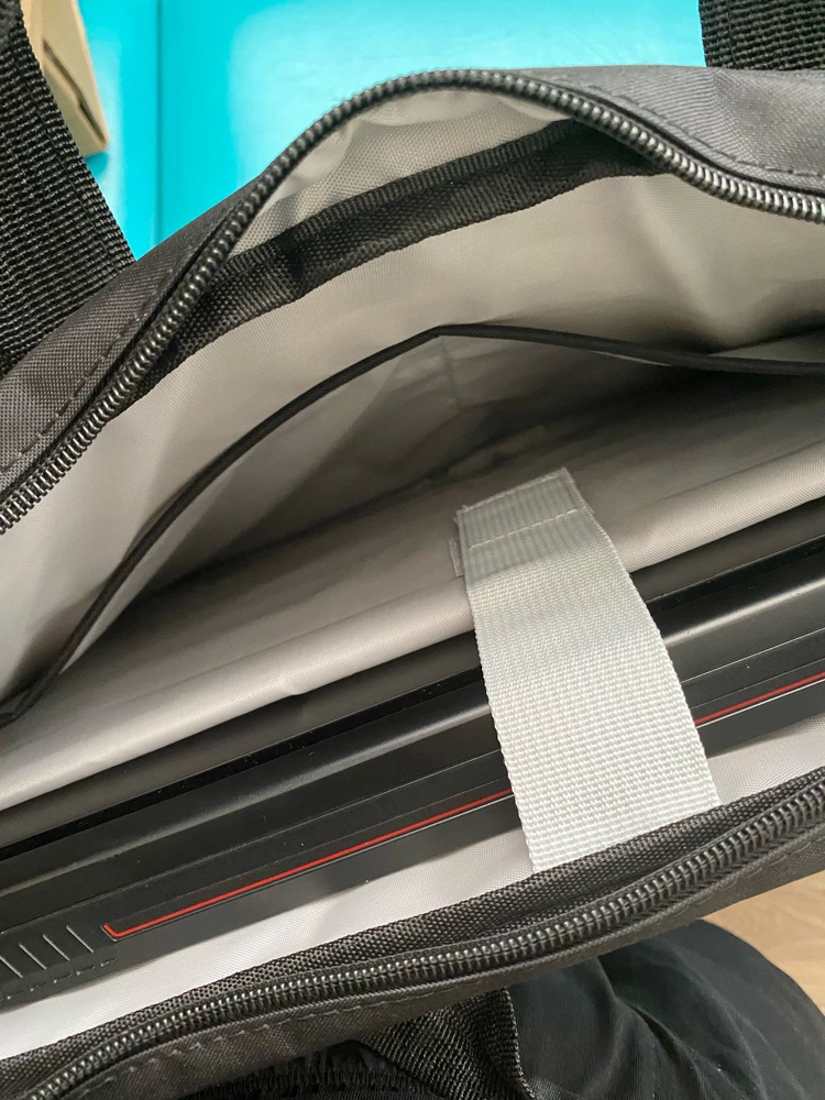 Хорошая сумка, соответствует размеру, ноутбук MSI 17,3 поместился с запасом!
