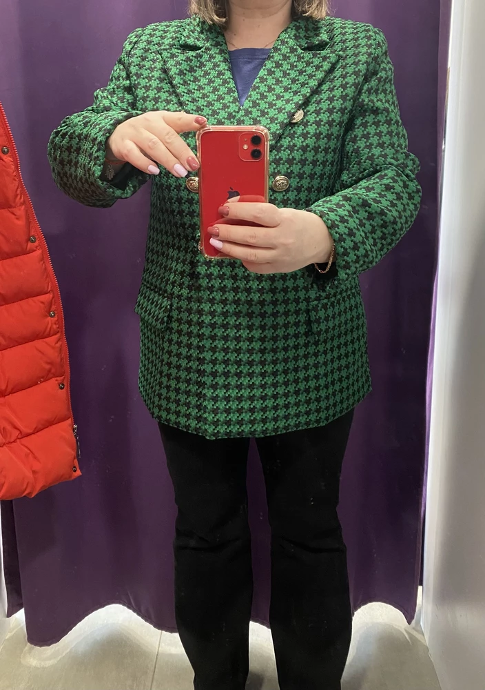Хороший пиджак, сшит хорошо. Правда цвет ожидала холодный зелёный, не соответствие.