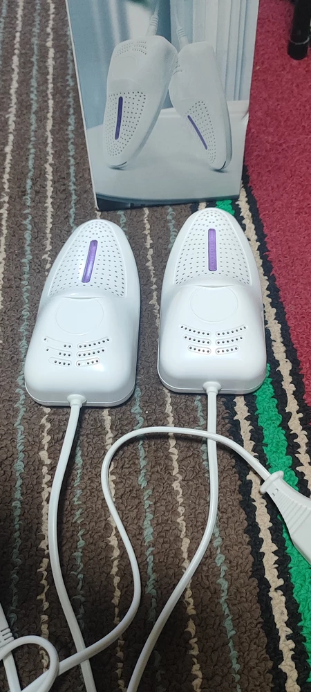 Хорошая сушилка, нагревается быстро высушивает обувь , скоро период бесконечный слякоти поэтому иметь такую штуку просто необходимо))