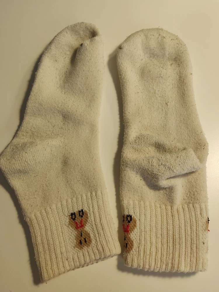 Носочки теплые, но качество оставляет желать лучшего, к сожалению. После первой стирки все скатались, покрылись катышками. Даже машинка для удаления катышек не помогла.