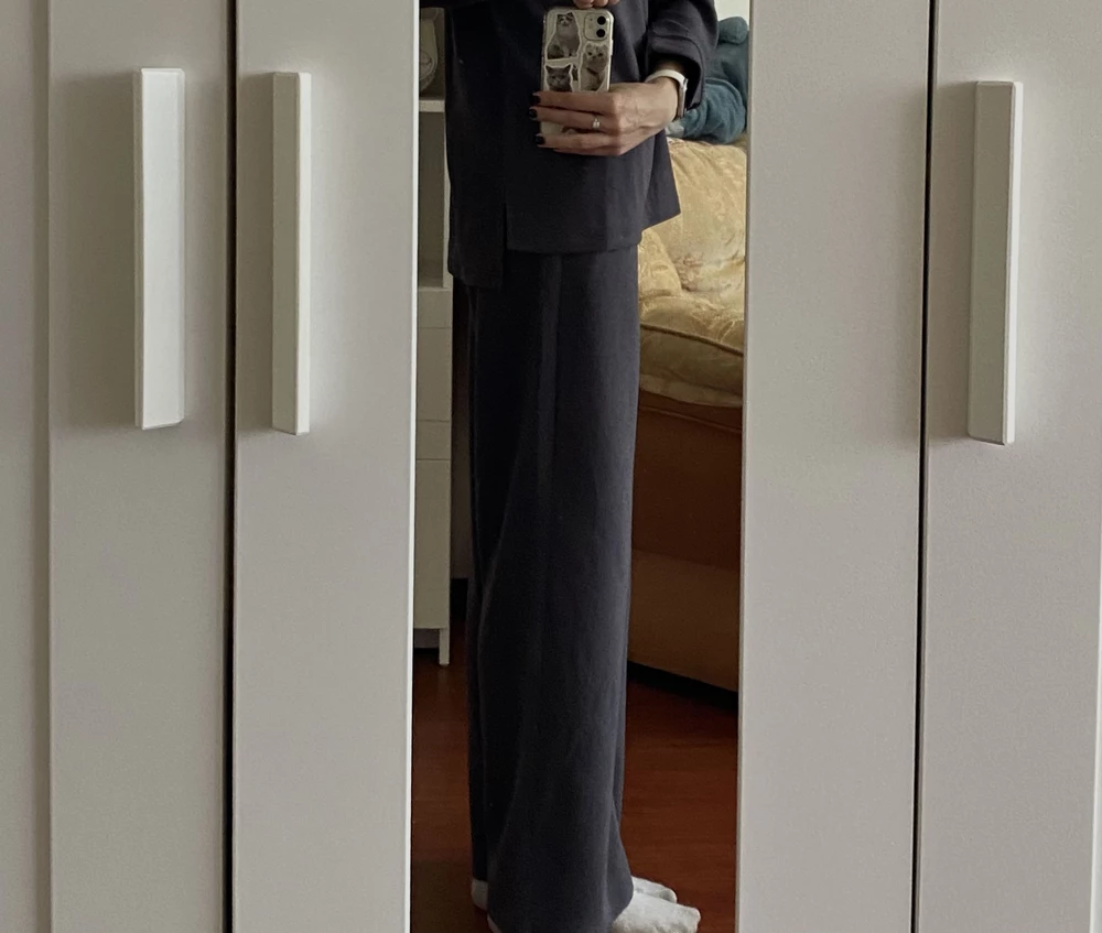 Костюм, в который вы влюбитесь с первого прикосновения🩶

Костюм очень приятный к телу, прям как плюшевый мишка ( в составе 80% вискозы ). Все швы просто ИДЕАЛЬНЫЕ (большая редкость для вещей с данного маркетплейса). Более того, данный костюм можно, и даже нужно, брать девушкам высокого роста. Брюки выглядят так, будто шились по моим параметрам, что приятно удивило меня. 

Это прекрасная вещь однозначно получает статус любимчика в моем гардеробе на эту весну!✨ Большое спасибо, за такой тщательный подход к качеству и внешнему виду одежды🤍