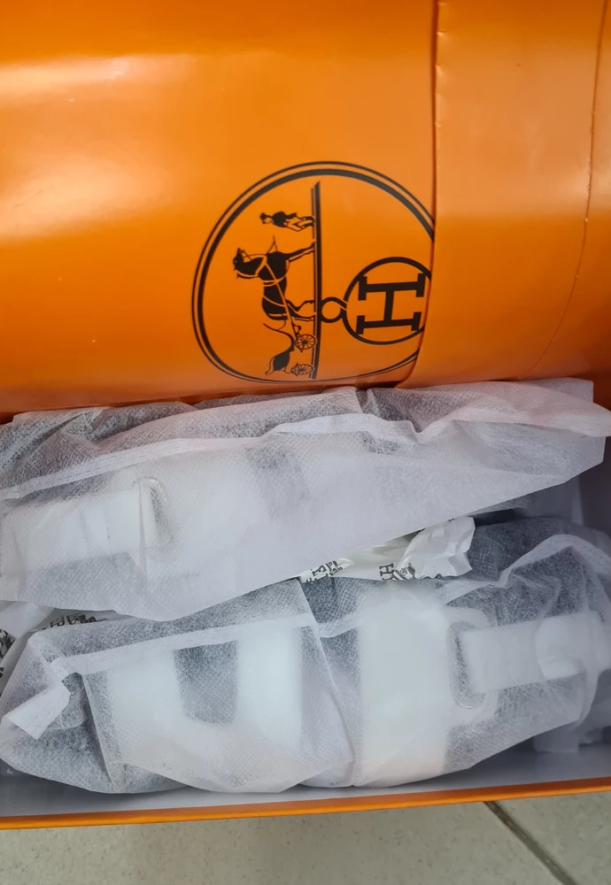 Не понравились! Выглядят как лапти! Ооооочень широкие в стопе.  У меня нога не узкая, но это вообще перебор. На фото где отмечено красной линией, в этом месте очень широко. Эко- кожа дешёвая.  Но размер 37 соответствует,  как раз на стопу 24,5 см. Выглядят на ноге безобразно.