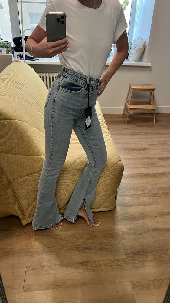 Хорошие джинсы, сооветсвуют описанию и главное фоткам) размер 25 на мой рост 165 и вес 50 отлично подошел 
Джинса тянется и варка прикольная
Спасибо производителю