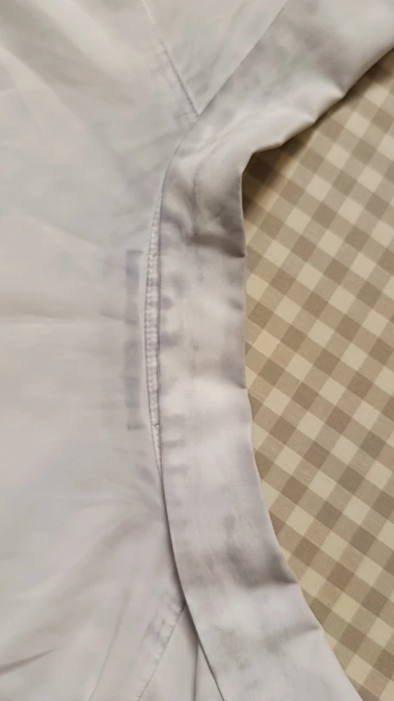 Пиджак сидит отлично, но красит ужасно даже после стирки. Белая рубашка испорчена. Не рекомендую.
