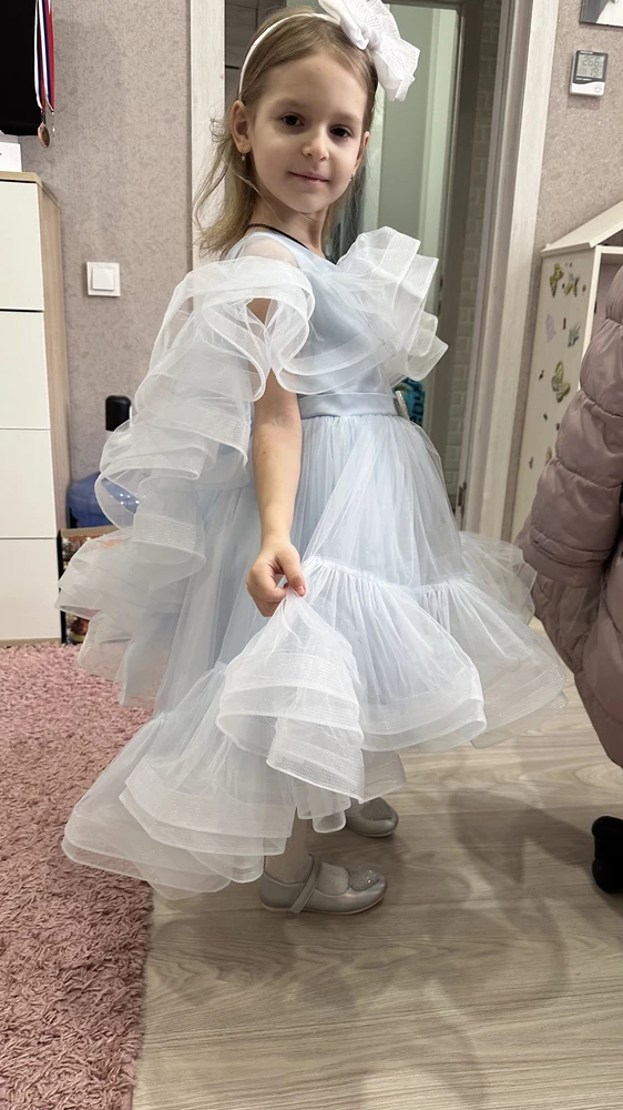 Платье шикарное! Видно, что пошив фабричный, все четко и ровно! Ободок правда нам сильно большой, но это не страшно! На рост 110 взяли 116 размер!