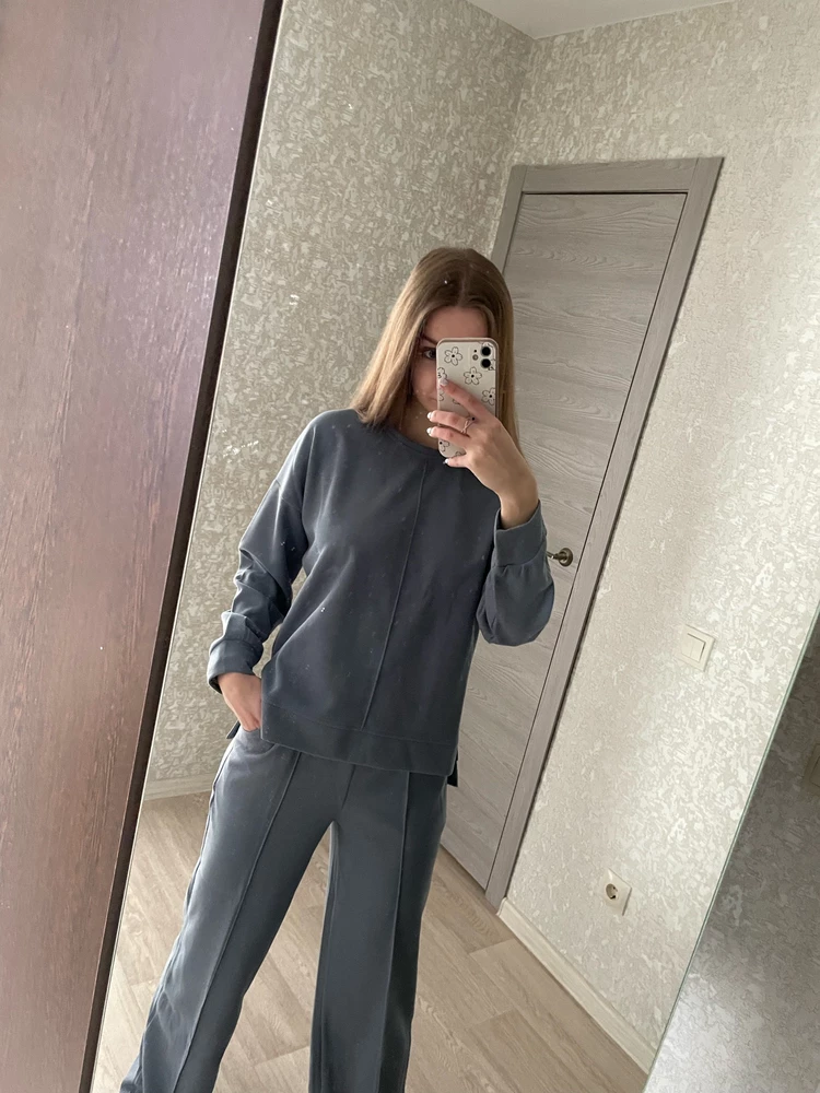 Осталась в восторге!
Длина рукава идеальная 
Штанишки тоже подошли,оптимальной длины до пяточки,с кедами будет самое то!!!Очень уютный и приятный на ощупь
Без затяжек,ниток и изьянов
Советую