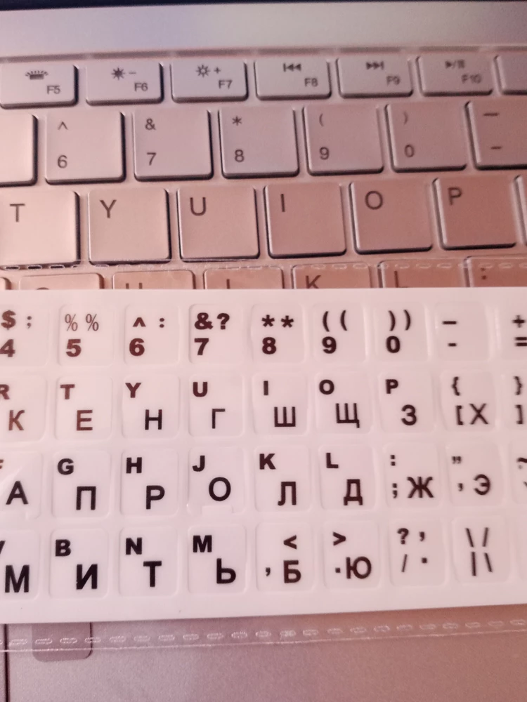 На клавиатуре только английские Но на экран выходит русский язык, есть наклейки с русскими буквами.