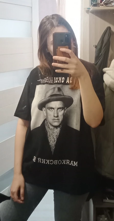 Отличная футболка) Пришла быстро ,ничем не пахнет; приятный материал и принт.
На рост 177 села отлично , легкий оверсайз🔥