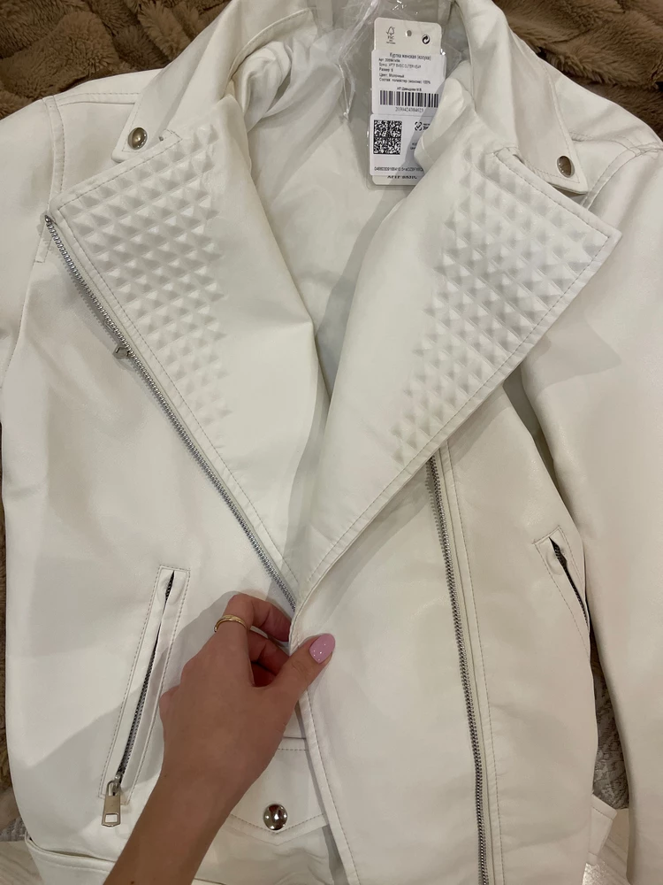 Заказала куртку в первые у продавца бещ отзыва и не пожалела.куртка без запаха,цвет правда не кипельно белый,но приятный,на размер s сел отлично.Белую могу рекомендовать,хорошее качество