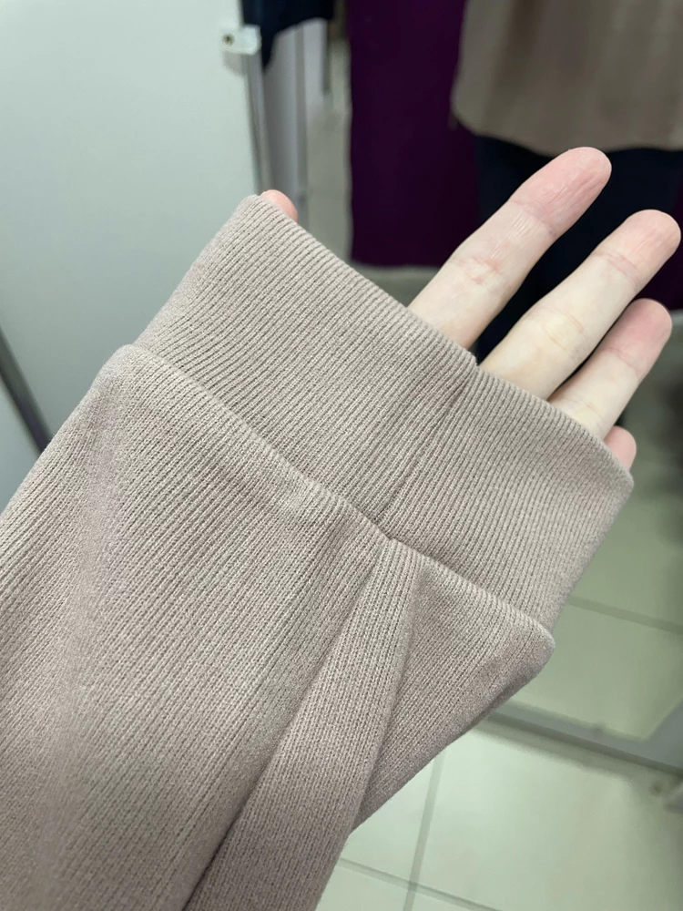 Качество очень понравилось. Костюм мягкий и приятный к телу. Жаль нет 42 размера, мне 44 чуть-чуть велик в рукавах, но не страшно, можно уменьшить. Удивило, что стирка ручная и сушка горизонтальная.