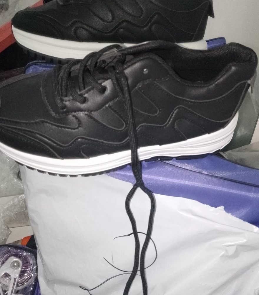 Возврат.задник твердый ,плохо отделан.как металлическая пластина торчит