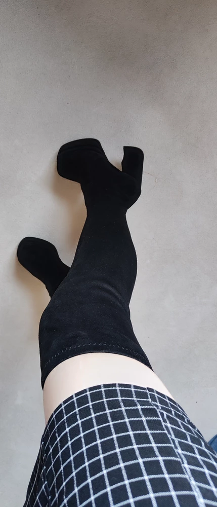 Это отвал всего 🔥🔥🔥🔥🔥они супер удобные, супер красивые. Даже лучше, чем представляла. У меня худая нога относительно, думала, что будет спадать чулок, но нет. Ботфорты держатся шикарно