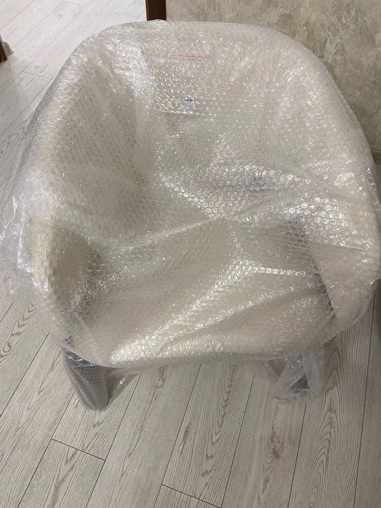 Упаковано- идеально; очень удобное кресло. Немного смутило качество текстиля (как будто где-то стояло долго на складе и пылилось).