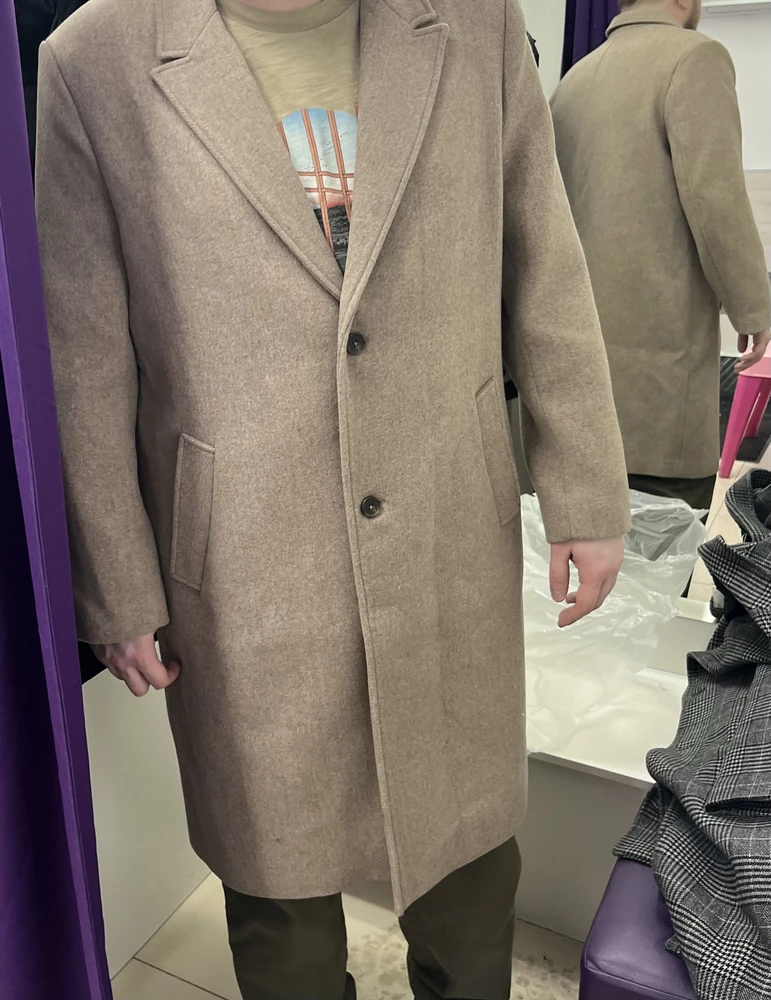 Отличное пальто, качество для такой цены на высоте. Чувствуется шерсть в составе. Очень понравился цвет, стильный, не дешевит образ. XL на крупного мужчину садится как надо, худому может большемерить.