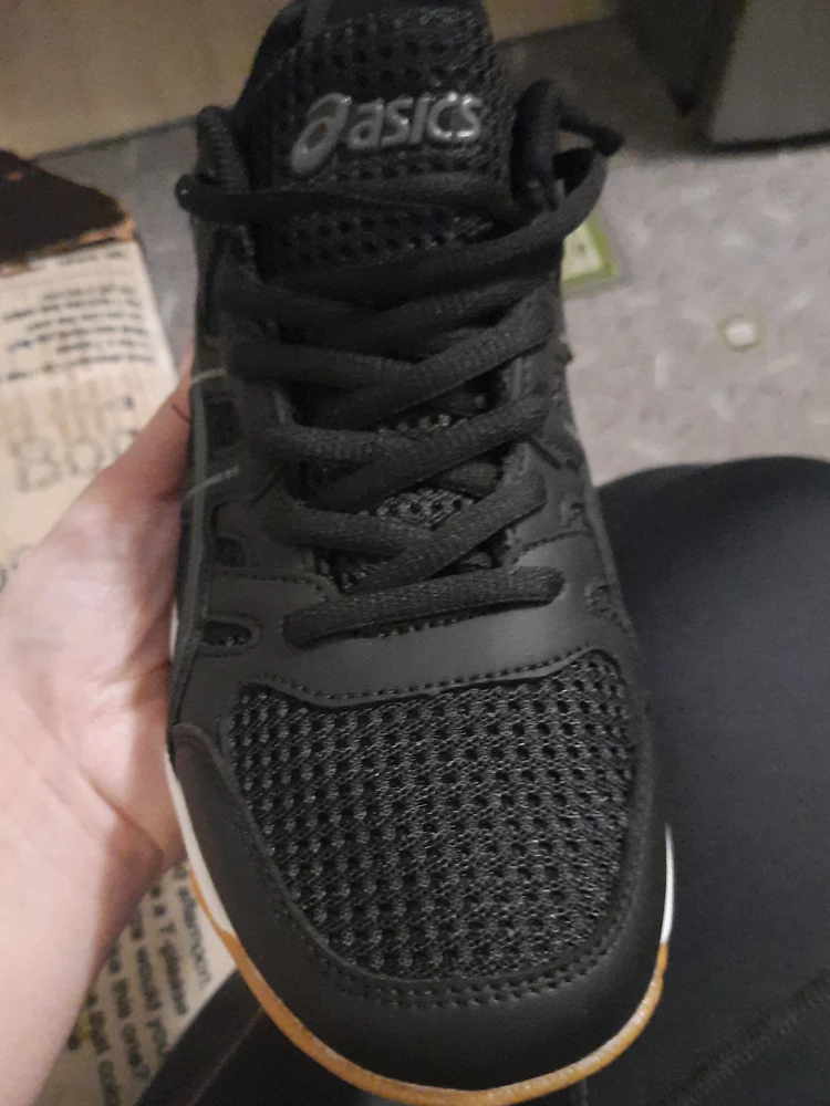 Есть запах клея, но не критично, на мой 37.5 идеально 38 они идут в размер, но если нога узкая в пальцах то будут широкие, пятка достаточно глубокая нога не выскакивает. Клея особо не видно, посмотрим как будут носиться, спасибо за доставку. Только вот коробка была порвана.