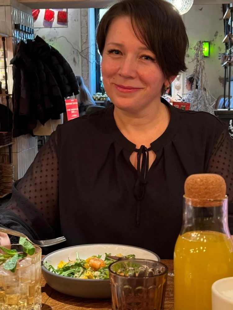 Хорошая, но дороговато. Дочь сказала,что не вщялаб такую за 2500,но она 46 размера, у неё выбор больше. А нам -бегимотикам, остаётся сказать спасибо за достойную блузку!