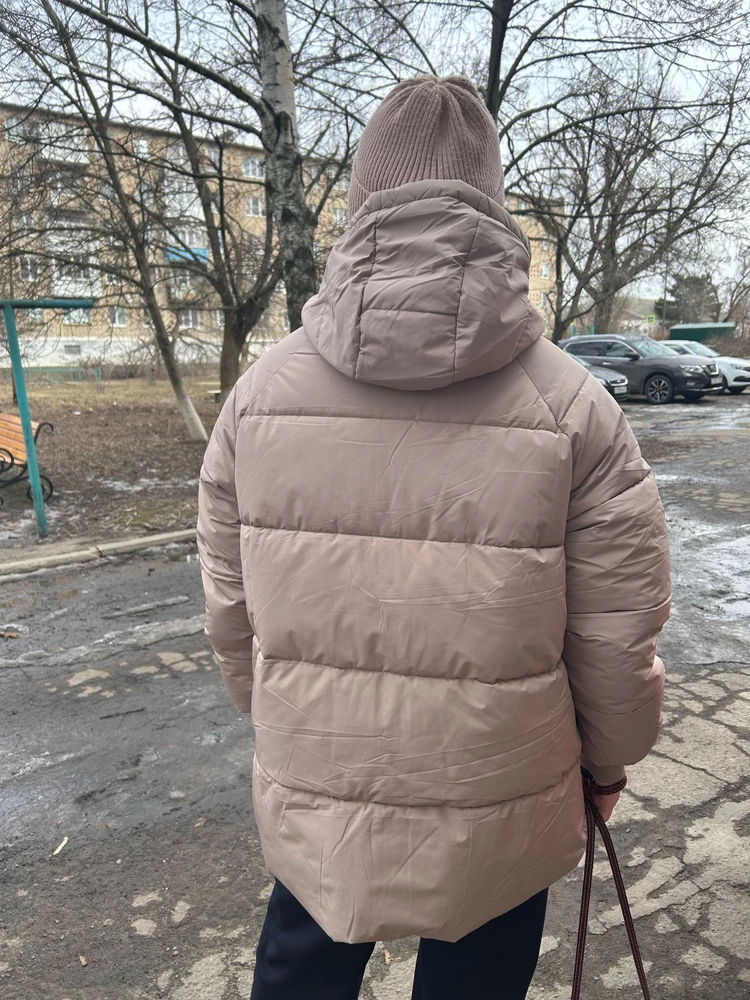 Хорошая теплая куртка. На холодную осень-весну. На фото  девочка 13 лет размер одежды 48. Швы ровные, молнии целые, подкладка в норме. К покупке рекомендую.