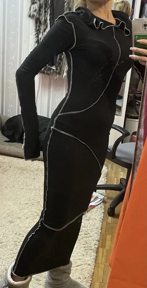 1,5т даже многовато по качеству ткани - чистая синтетика. Плюс в нескольких  местах торчат нитки. Очень тонкая ткань - сезон как-то даже непонятен. Но! Идея гениальна - что-то этакое в готическом стиле. Задумка 🔥 Капюшон глубокий и драпируется - отдельный кич 🤘🏻 На 85х63х89 S сел идеально - соотв скорее маломерит. Рост 160. Мне на ладонь не достает до щиколоток. Оч длинные рукава с разрезами. Узкое, на хорошую фигуру, иначе подчеркнет все недостатки. Пожалуй оставлю - если будет неудобно ходить - добавлю разрез(ы).