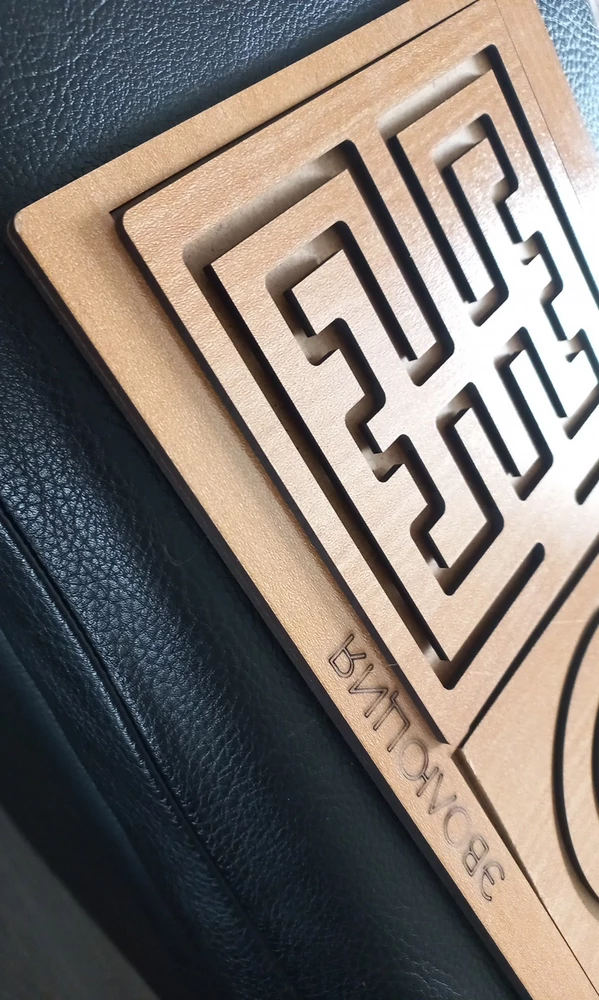 Пришло очень быстро. Хорошо упаковано. Немного огорчило то, что некоторые досточки не входят в рамку, не некоторые криво вырезано по периметру. А так ребёнку понравилось, сидел довольно долго упражнялся.