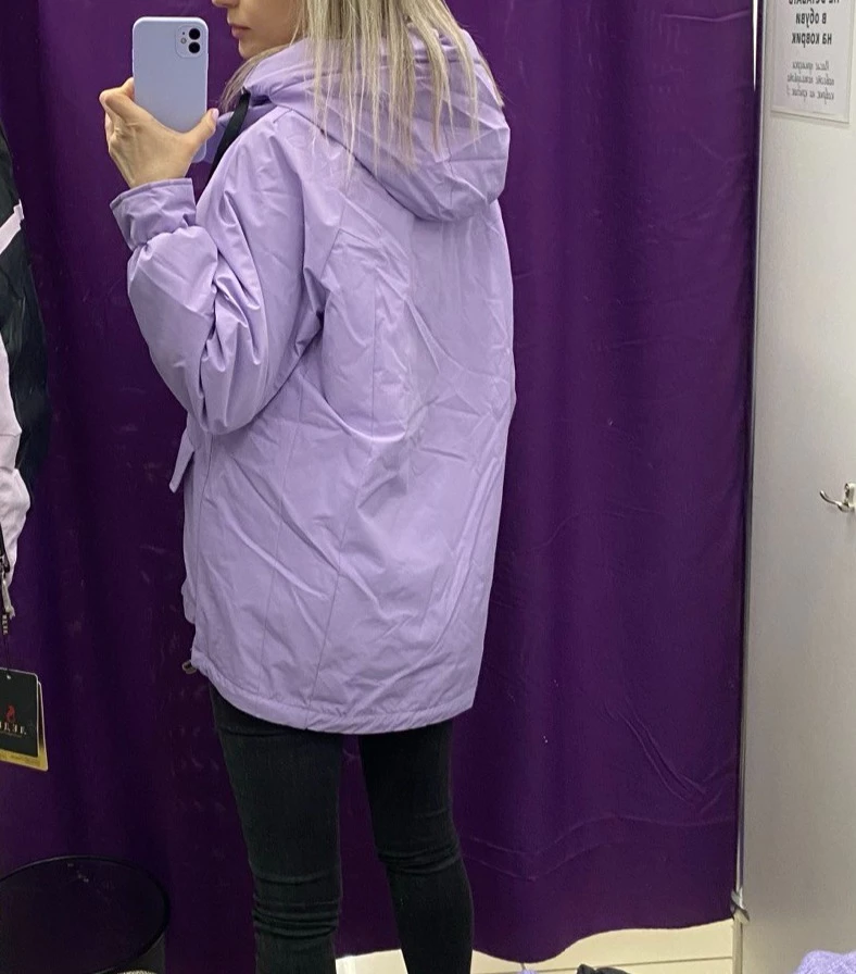 Курточка очень клевая. Немного маломерит, а я люблю выраженный оверсайз поэтому на свой 40-42 размер взяла 44 и села отлично! как носится будет пока не знаю, но визуально качество высокое, строчки ровные, материал очень приятный на ощупь, подклада тоже качественная. На весну как раз то, что хотелось. В общем соответствует своей цене на 100%.  Спасибо продавцу!