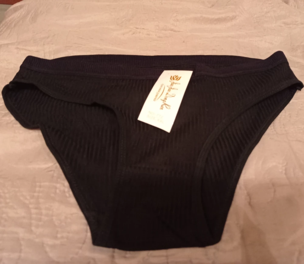 Очень тонкие, ткань ужасная, плохо, что дома рассмотрела, а товар не возвратный!