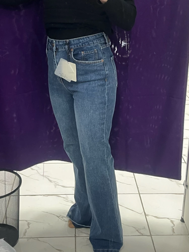 Афигенные! Отличная по качеству джинса. Мне очень понравились и подошли по размеру. Соответствуют таблице размеров. Для высоких девочек находка. Я невысокая, но ничего страшного, пообрежу, у меня так всегда 😁 советую
