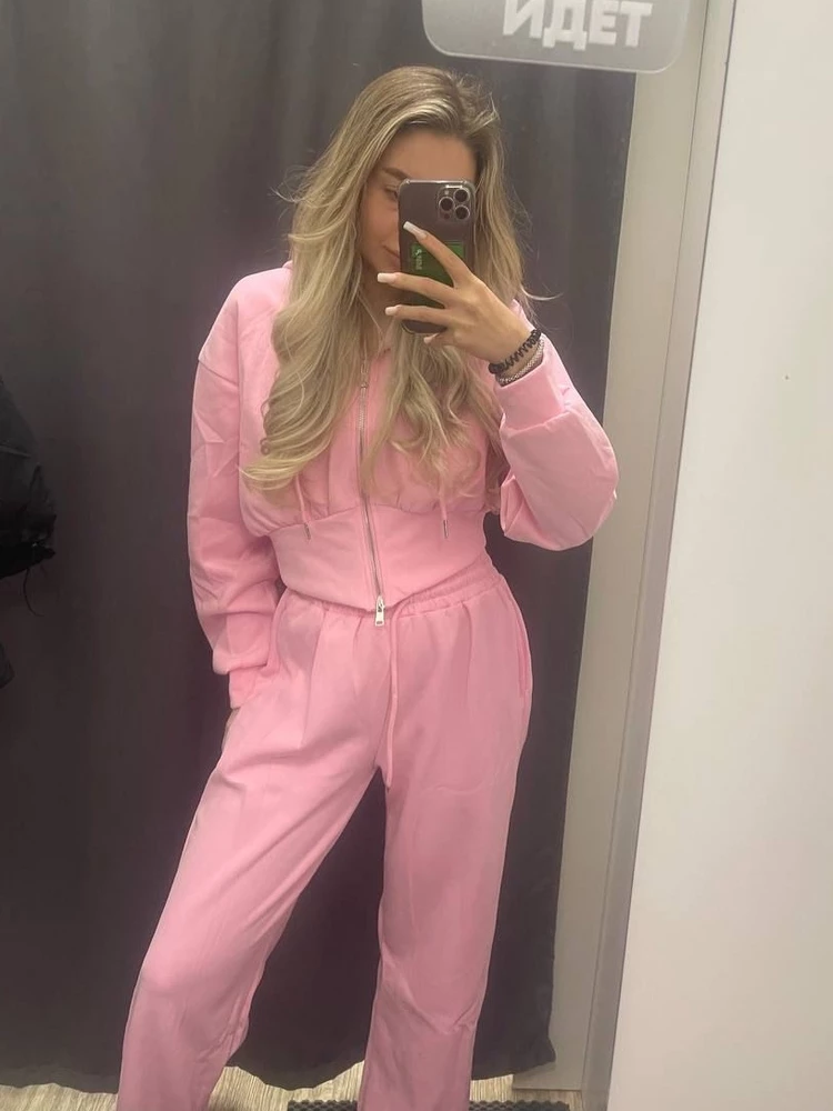 Отличный костюм! Соответствует размеру,я к сожалению этого не знала и подозревала,что будет как обычно размер «на китайянок»,но нет,заказала свой размер,тк на размер больше оказался великоват,ткань очень мягкая и приятная! Видела в шоурумах такие же по 8-9 тысяч