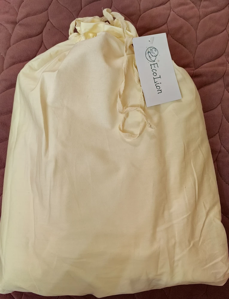 Комплект обалденный, ткань мягкая и плотная, очень приятная на ощупь. Упаковано было в оригинальный мешочек. Советую.