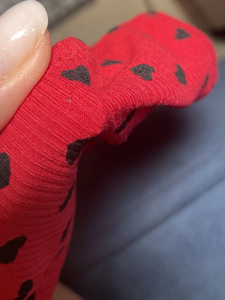 Очень понравились) классное качество, сели круто) но, пожалуйста, перегесите ярлычок. Не я одна, судя по отзывам, с этим столкнулась( эта дырочка, как раз, от ярлычка( очень жаль(((